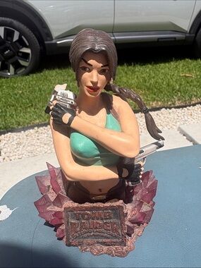 Limited Edition Tomb Raider Lara Croft Bust - Teal Top